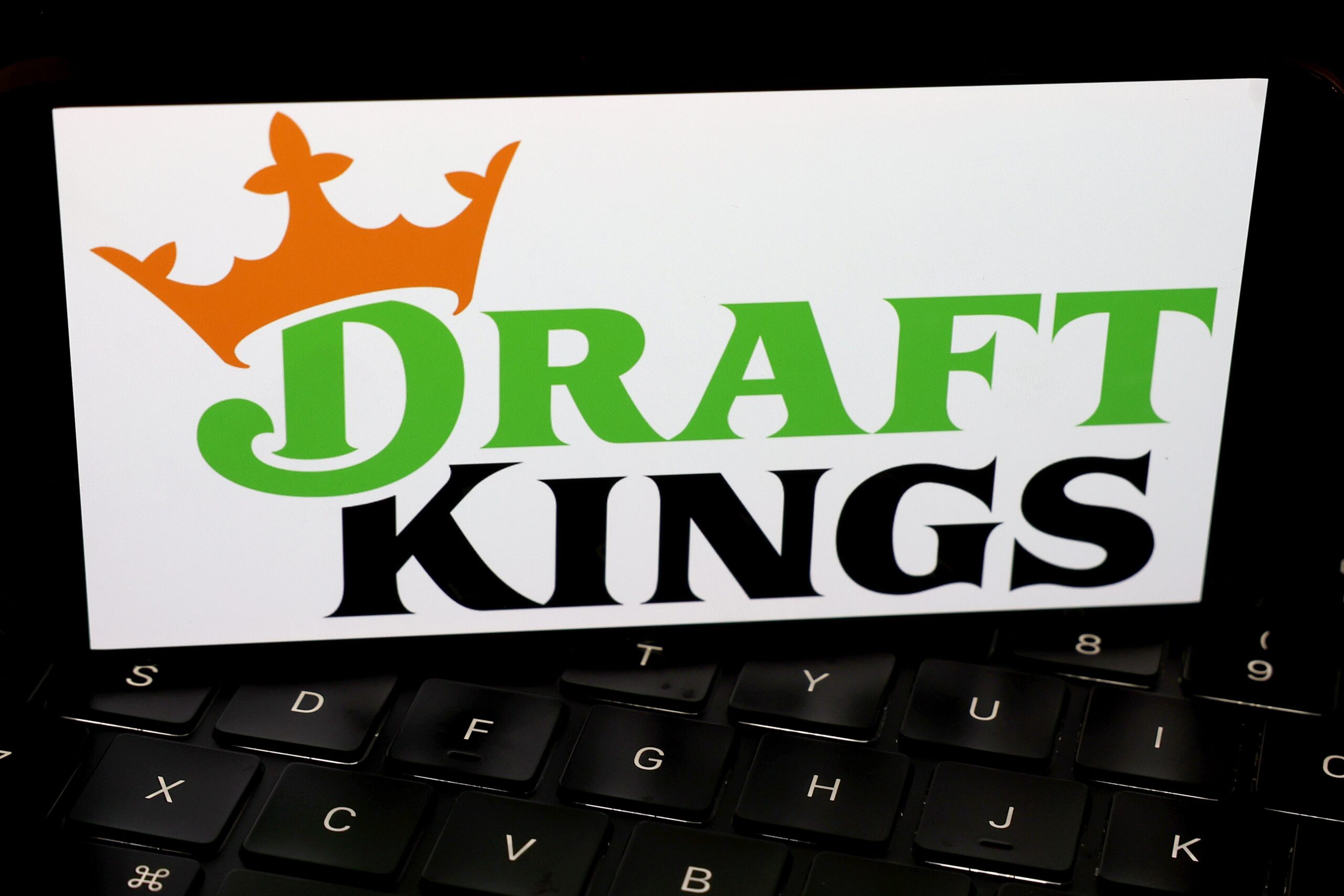 Sports fans are suing online gambling sites DraftKings and FanDuel, alleging that they were defrauded, according to a new lawsuit.