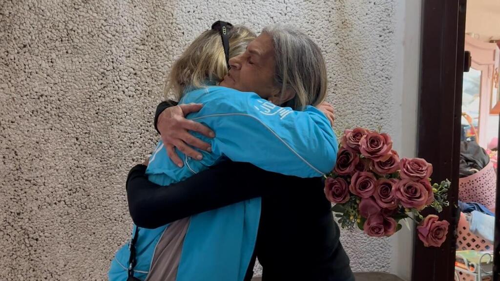 A JDC staff member assists