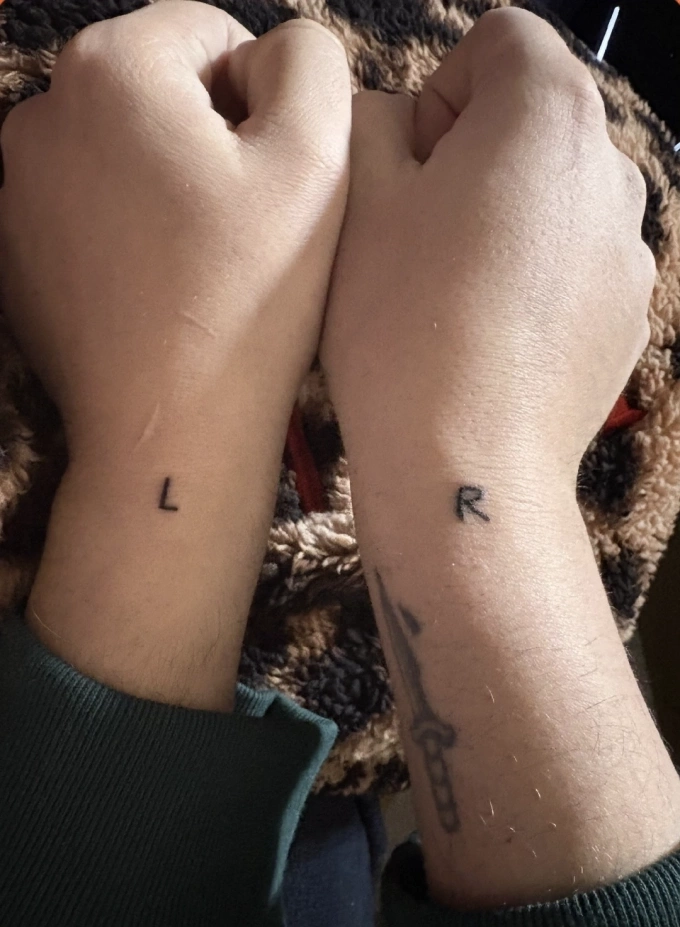 AX users show off their tattoos on their left and right arms to differentiate the directions by the end of February 2026. Image from X/bearbubb